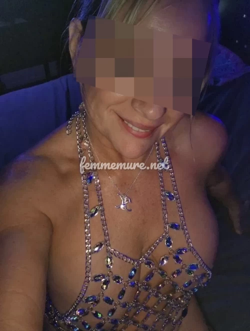 Plan Q mature libertine niçoise cherche une grosse bite